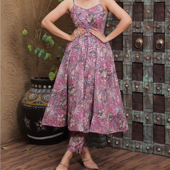 This is a beautiful Indian wear dress in size 10- or a medium size - Picture 4 of 4